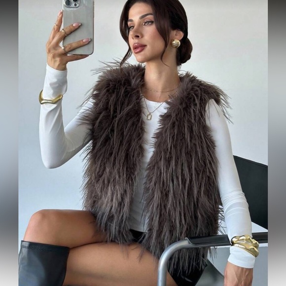 Luxury Vintage-Inspired Chocolate Brown Faux Fur Vest | Old Money Aesthetic - Picture 4 of 7
